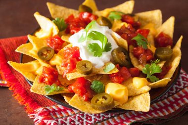 salsa, peynir ve jalapeno nachos dolu