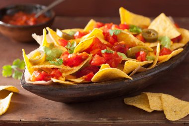 salsa, peynir ve jalapeno nachos dolu