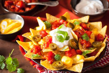 salsa, peynir ve jalapeno nachos dolu