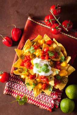 salsa, peynir ve jalapeno nachos dolu