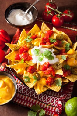 salsa, peynir ve jalapeno nachos dolu
