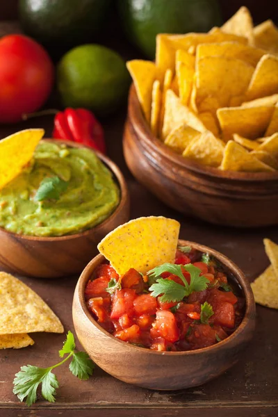 Mexican guacamole and salsa dip, nachos tortilla chips — Stock Photo, Image