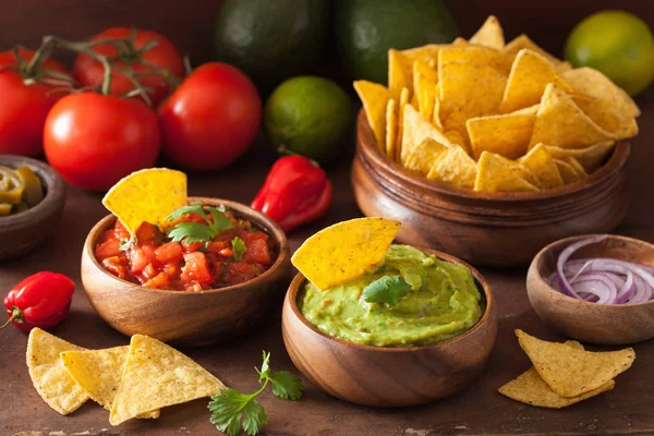 Mexican guacamole and salsa dip, nachos tortilla chips — Stock Photo, Image