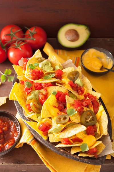 Nachos carichi di salsa, formaggio e jalapeno — Foto Stock