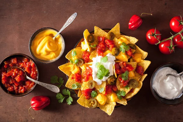 Nachos mit Salsa, Käse und Jalapeno — Stockfoto