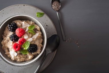 sağlıklı kahvaltı yulaf lapası ahududu böğürtlen ile