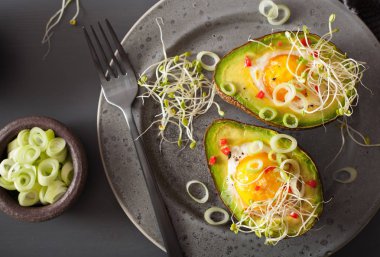 pişmiş yumurta avokado taze soğan ve Yonca filizi