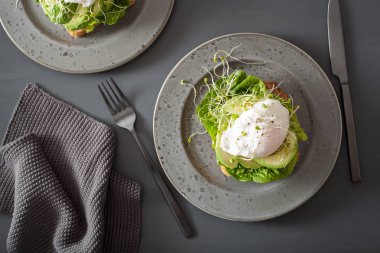 Kahvaltı tost avokado, haşlanmış yumurta ve Yonca filizi