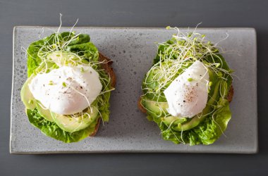 Kahvaltı tost avokado, haşlanmış yumurta ve Yonca filizi