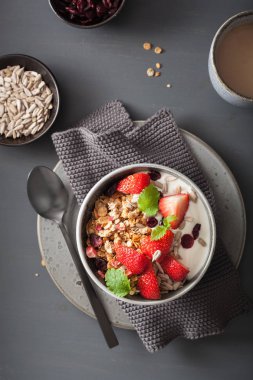 Granola ve tohum ve kahvaltı çilekli yoğurt
