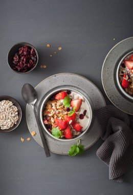 Granola ve tohum ve kahvaltı çilekli yoğurt