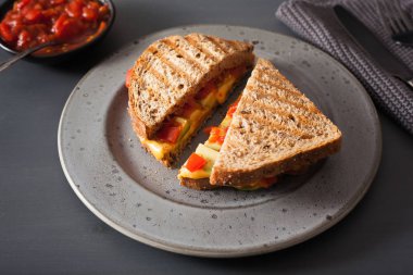 avokado ve domates ızgara peynir sandviç