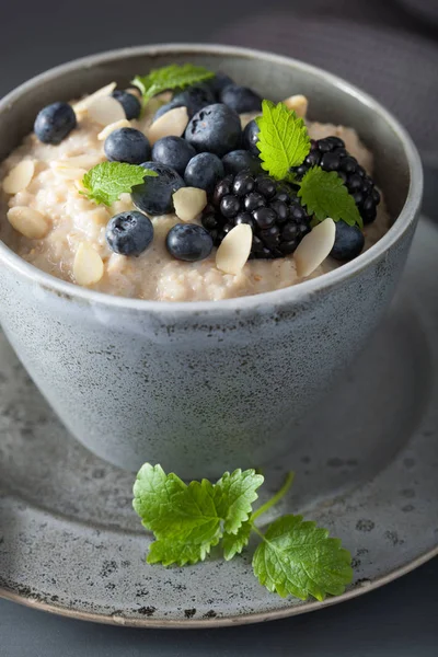 Hälsosam frukost stål cut havregryn gröt med blåbär blac — Stockfoto