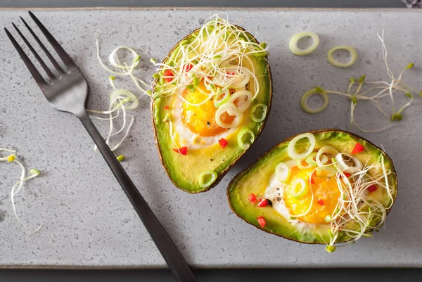 pişmiş yumurta avokado taze soğan ve Yonca filizi