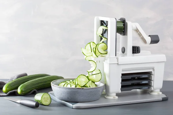 Spiralizing komkommer groente met spiralizer — Stockfoto