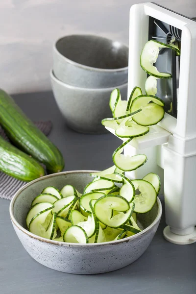 Spiralizing zelenina okurky s spiralizéru — Stock fotografie