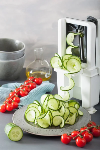 Spiralizing komkommer groente met spiralizer — Stockfoto