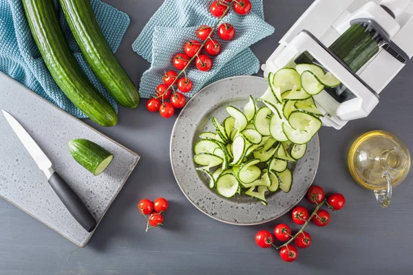 Спіралізуючий огірок овоч з спіралістом — стокове фото