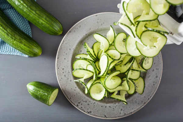 Spiralizing gurka grönsak med spiralizer — Stockfoto