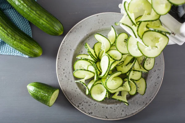 Vegetais de pepino em espiral com espiralizador — Fotografia de Stock