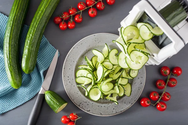 Spiralizing zelenina okurky s spiralizéru — Stock fotografie