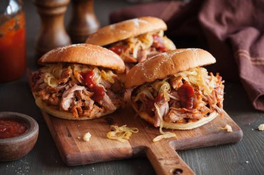 ev yapımı çekti domuz burger karamelize soğan ve Barbekü sos