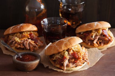 ev yapımı çekti domuz burger karamelize soğan ve Barbekü sos