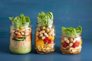 mason vejetaryen kuskus ve makarna salata sebze ile kavanozları bea