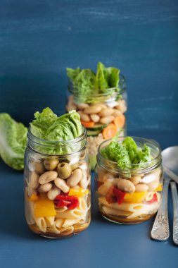 mason vejetaryen kuskus ve makarna salata sebze ile kavanozları bea