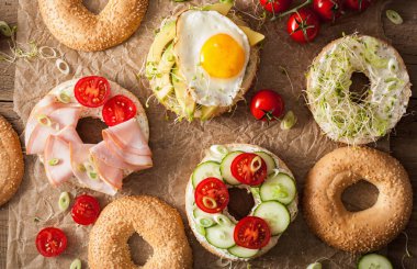 sandviç simit üzerinde çeşitli: yumurta, avokado, jambon, domates, yumuşak