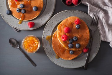 yaban mersini ahududu bal ve reçel Kahvaltıda krep