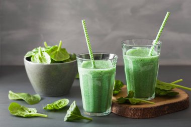 spirulina, chia tohumu, limon, elma ile yeşil ıspanak güler yüzlü