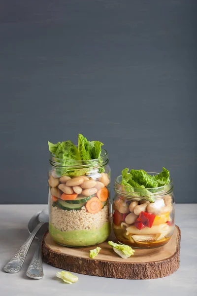 Vegan couscous och pasta sallad i mason jars med grönsaker bea — Stockfoto