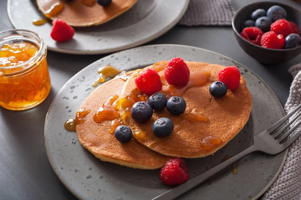 Pancake dengan madu blueberry raspberry dan selai untuk sarapan — Stok Foto