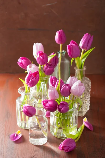 Lindo buquê de flores de tulipa roxa em vaso — Fotografia de Stock