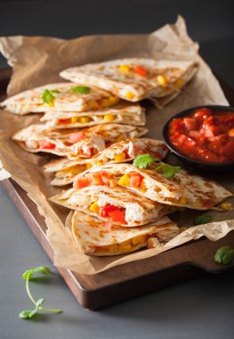 Mexican quesadilla tavuk domates Mısır peynir ile