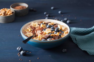 yaban mersini Çikolatalı ceviz ile sağlıklı muz smoothie kase