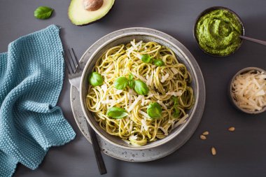 Avokado fesleğen pesto soslu spagetti makarna