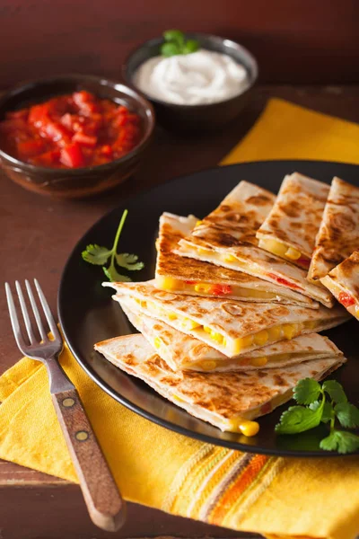 Meksykańskim quesadilla z serem kukurydza pomidor — Zdjęcie stockowe