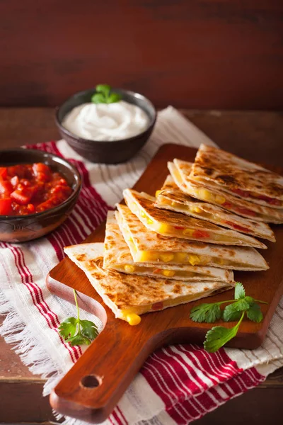 Quesadilla mexicana con queso de maíz de tomate — Foto de Stock