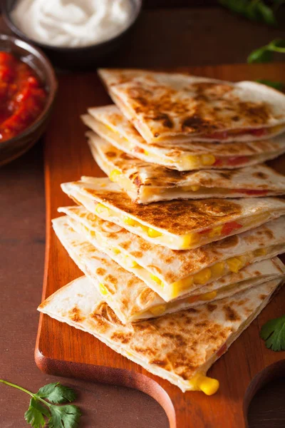Meksykańskim quesadilla z serem kukurydza pomidor — Zdjęcie stockowe