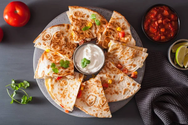 Quesadilla mexicana con queso de maíz de tomate de pollo — Foto de Stock