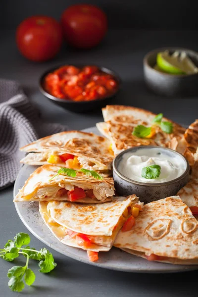 チキン トマト トウモロコシ チーズとメキシコのケサディア — ストック写真