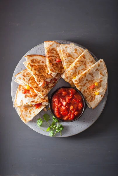 Meksykańskim quesadilla z kurczaka pomidory kukurydza ser — Zdjęcie stockowe