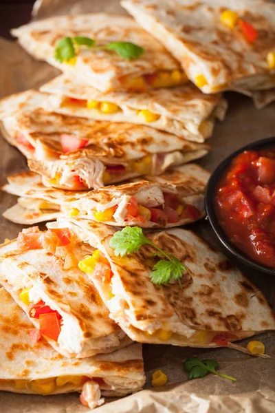 Quesadilla messicana con formaggio di mais di pomodoro di pollo — Foto Stock