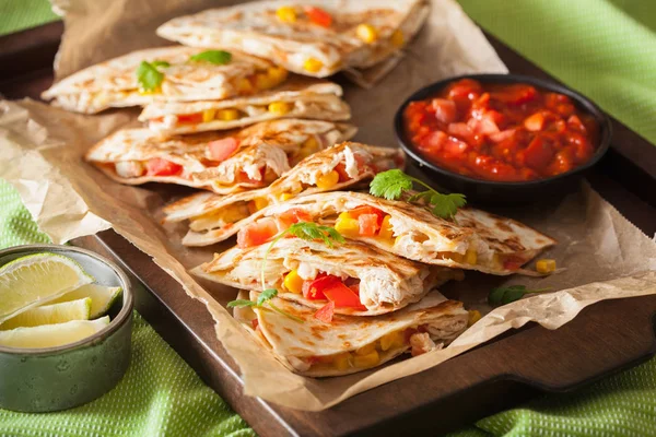 Quesadilla mexicaine au poulet tomate maïs fromage — Photo