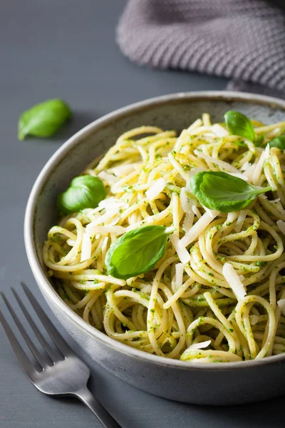 Pasta de espagueti con salsa de pesto de albahaca de aguacate —  Fotos de Stock