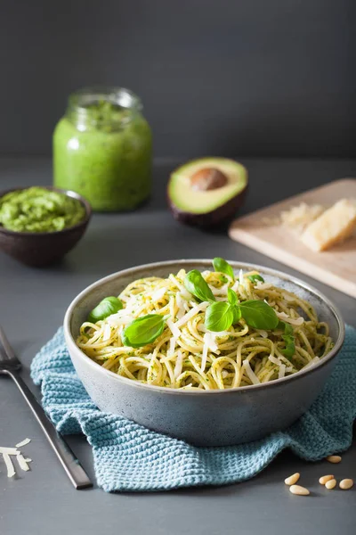 Avokado fesleğen pesto soslu spagetti makarna — Stok fotoğraf