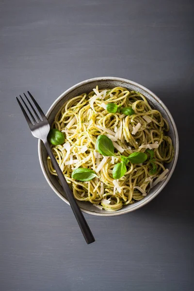 Avokado fesleğen pesto soslu spagetti makarna — Stok fotoğraf