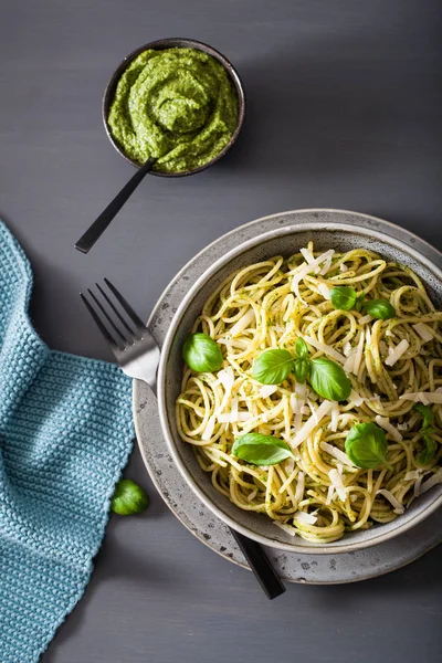 Makaron spaghetti z sosem pesto awokado bazylia — Zdjęcie stockowe
